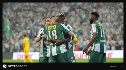 Bursasporlu oyuncular gol sevinci yaşarken stadyum görüntüsü
