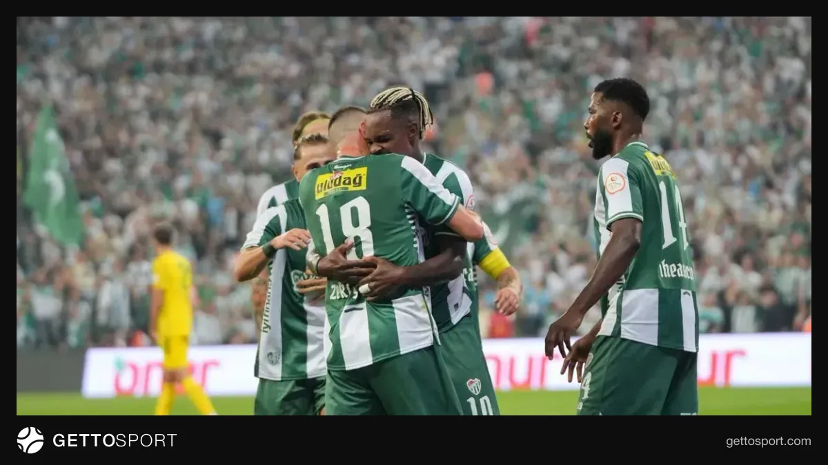 Bursasporlu oyuncular gol sevinci yaşarken stadyum görüntüsü