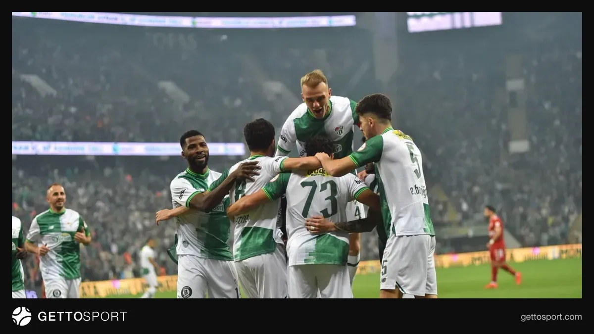 Bursaspor oyuncuları gol sevinci ve Pendikspor savunması maç görüntüsü