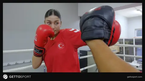 Buse Nur Yazan antrenmanda, eldivenleri ve spor kıyafetiyle ring hazırlığı