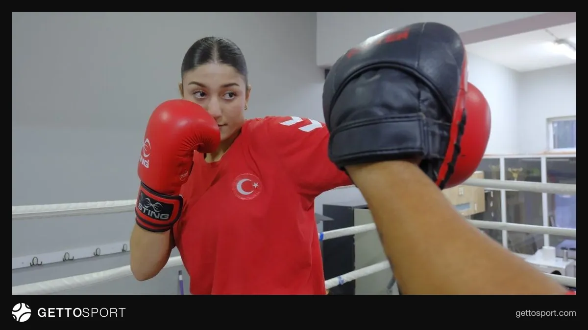 Buse Nur Yazan antrenmanda, eldivenleri ve spor kıyafetiyle ring hazırlığı