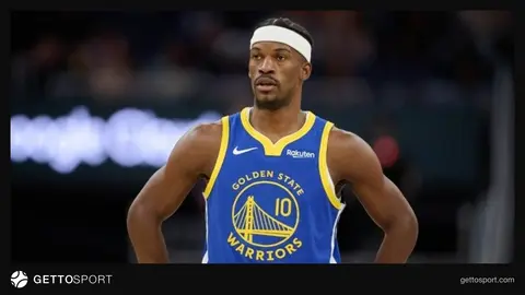 Jimmy Butler saha kenarında rehabilitasyon veya röportaj sırasında konuşuyor