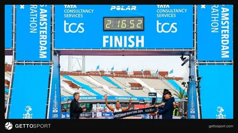 Amsterdam marafonunda finiş xətlə üzbəüz qaçan atletlər