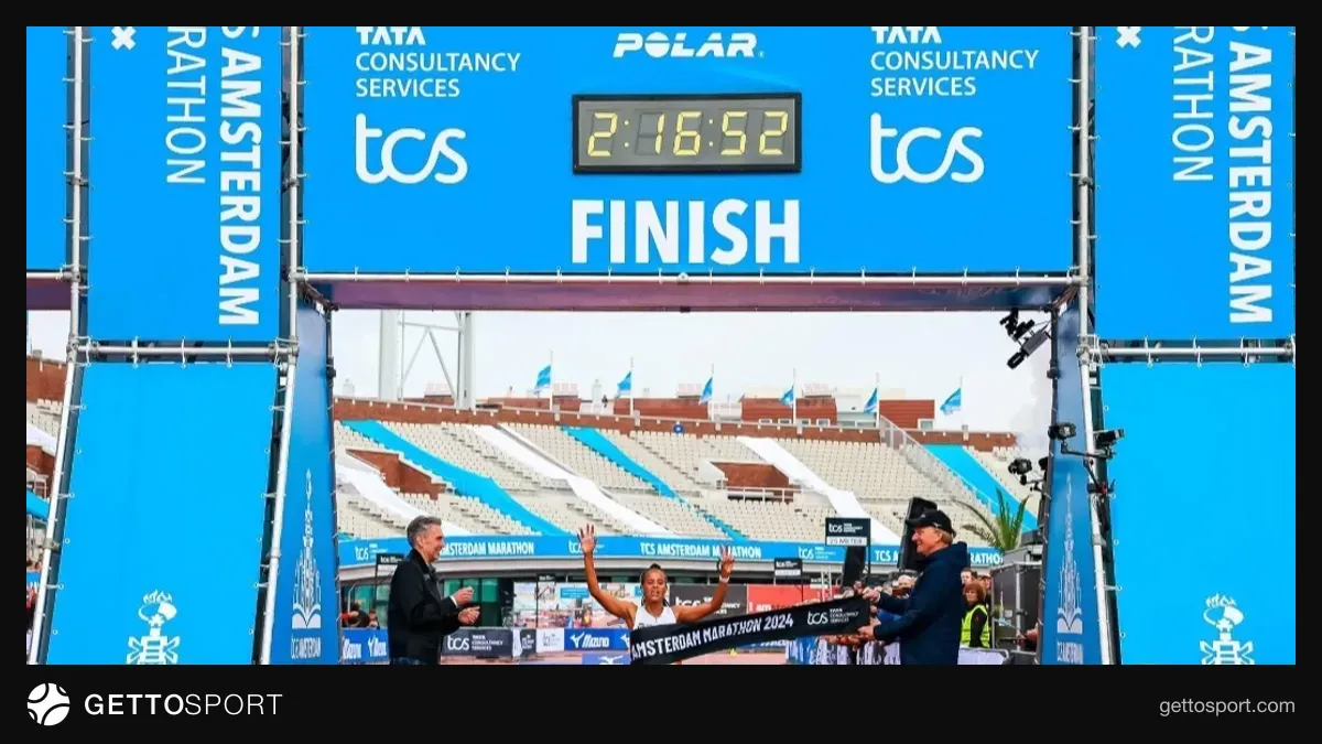 Amsterdam marafonunda finiş xətlə üzbəüz qaçan atletlər