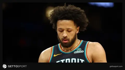 Cade Cunningham maçta top sürerken takım formasıyla