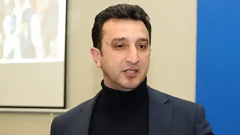 Cahangir Həsənzadə müsahibə verərkən