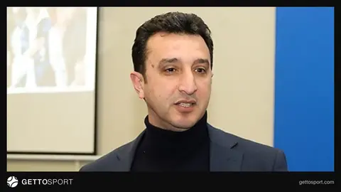 Cahangir Həsənzadə müsahibə verərkən