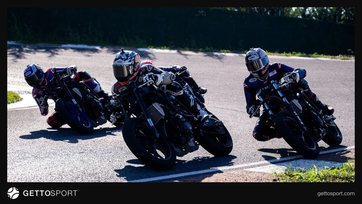 Can Öncü ve Bahattin Sofuoğlu motosikletleriyle Jerez pistinde