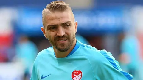 Caner Erkin basın önünde konuşurken
