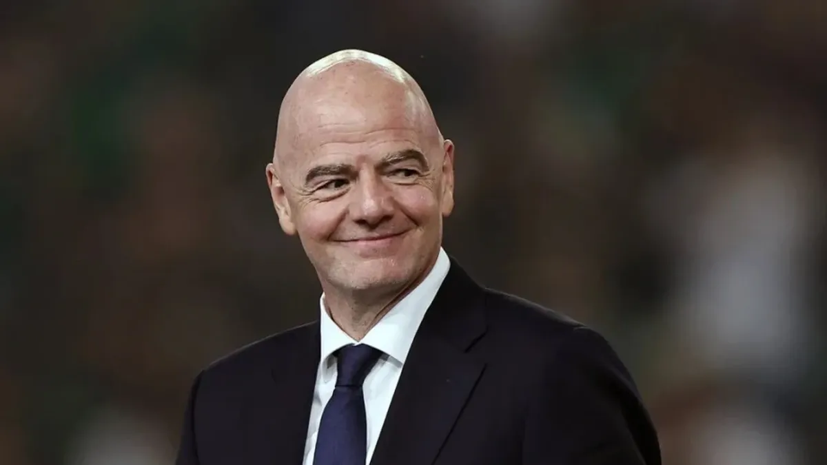 Canni İnfantino mikrofon qarşısında danışır