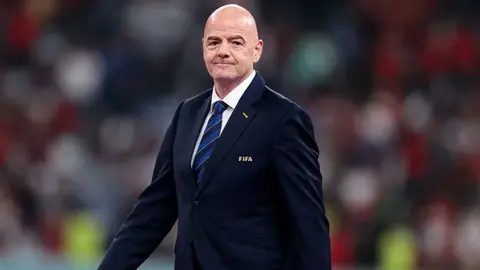 Canni İnfantino məkanda çıxış edərkən, arxada U-15 festivalı loqosu