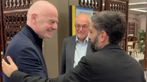 Canni İnfantino və AFFA rəhbərliyi Bakı hava limanında qarşılaşma