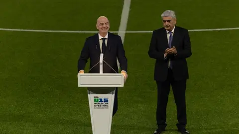 Sabah Arena-da tribuna, Canni İnfantino və Arsen Venger