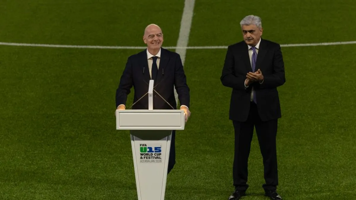 Sabah Arena-da tribuna, Canni İnfantino və Arsen Venger