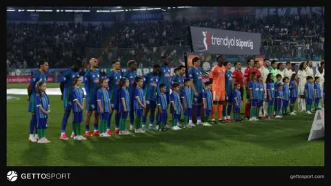 Çaykur Rizespor oyuncuları maç sırasında ve taraftarlar Çaykur Didi Stadı
