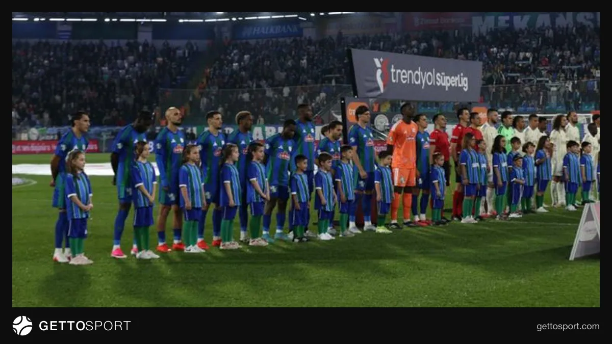 Çaykur Rizespor oyuncuları maç sırasında ve taraftarlar Çaykur Didi Stadı