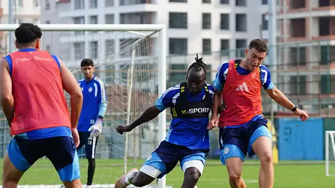 Çaykur Rizespor oyuncuları Mehmet Cengiz Tesisleri'nde antrenman yaparken