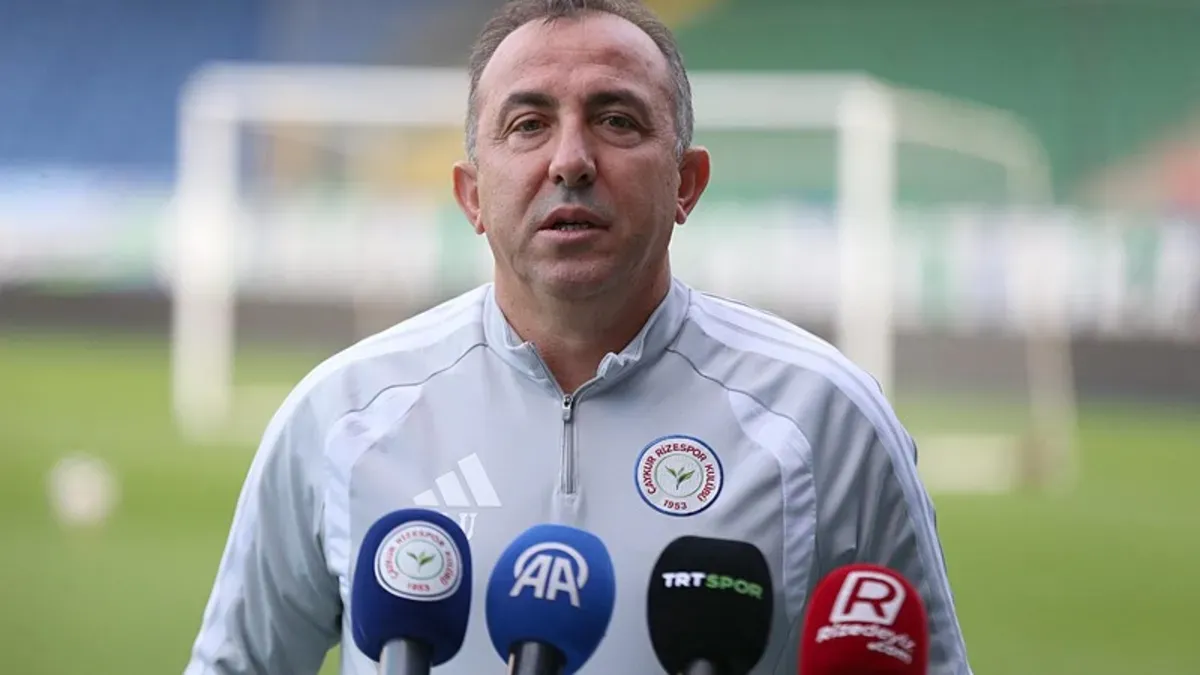 Çaykur Rizespor futbolcuları ve teknik direktör Recep Uçar antrenmanda