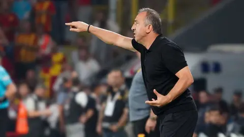 Recep Uçar antrenmanda konuşuyor, Çaykur Rizespor formasıyla takımının çalışması