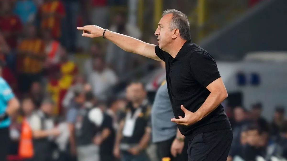 Recep Uçar antrenmanda konuşuyor, Çaykur Rizespor formasıyla takımının çalışması