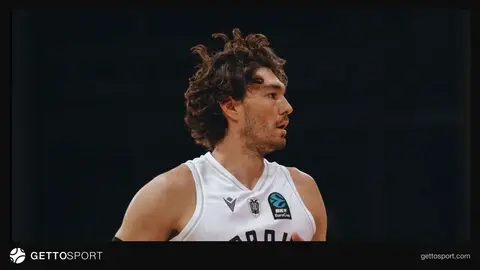 Cedi Osman üçlük atarken PAOK formasıyla maç anı