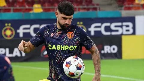 Cəlal Hüseynov futbol forması ilə meydanda
