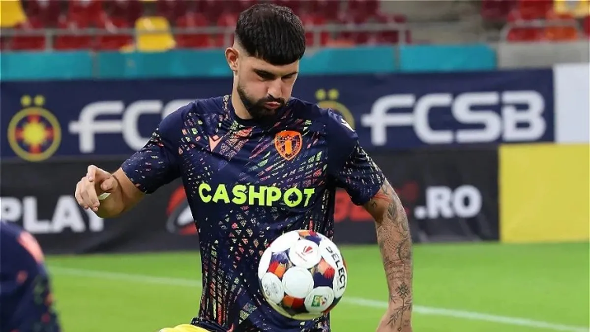 Cəlal Hüseynov futbol forması ilə meydanda