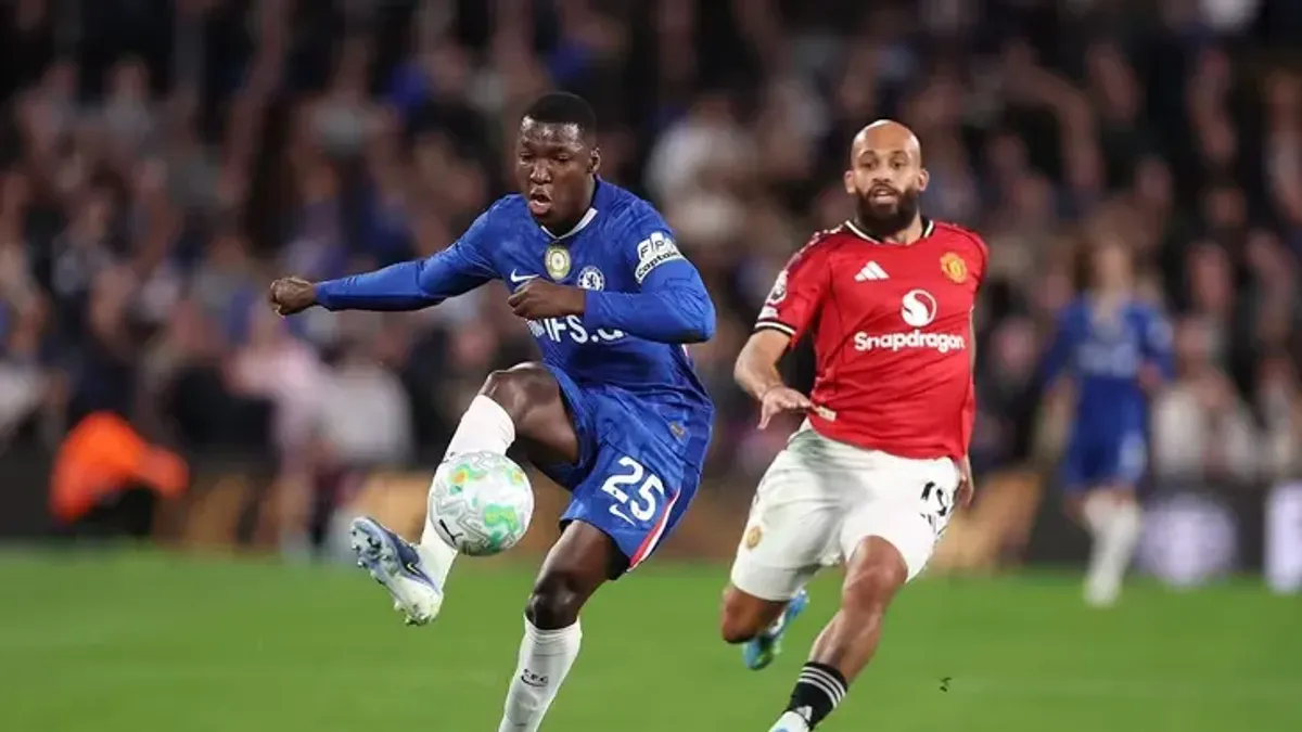 Stamford Bridge stadionunda Çelsi və Mançester Yunayted loqotipləri