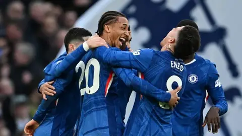 Çelsi futbolçuları doğma meydanda qol sevinci