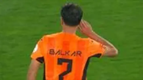 Cengiz Ünder frikik kullanırken topa vuruyor, gol sevinci