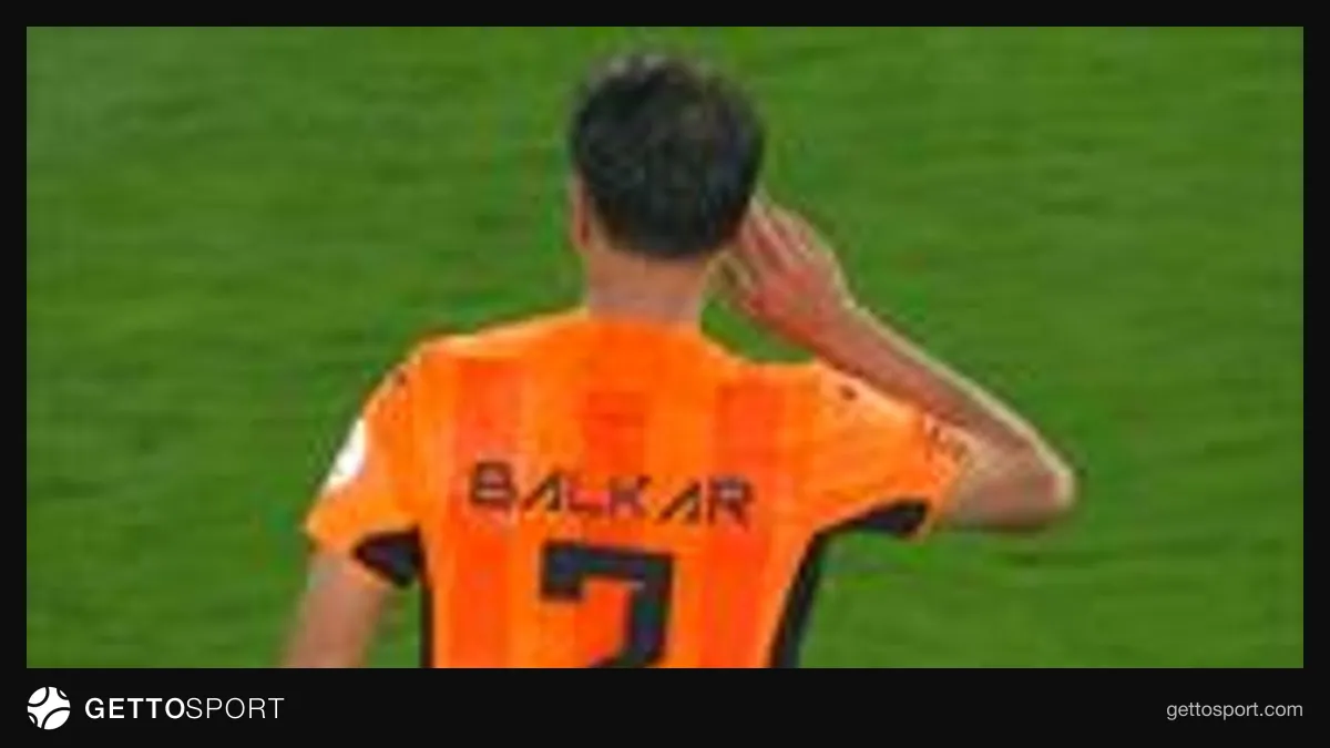 Cengiz Ünder frikik kullanırken topa vuruyor, gol sevinci