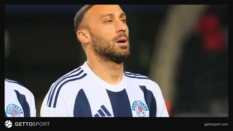 Cenk Tosun röportajda konuşurken