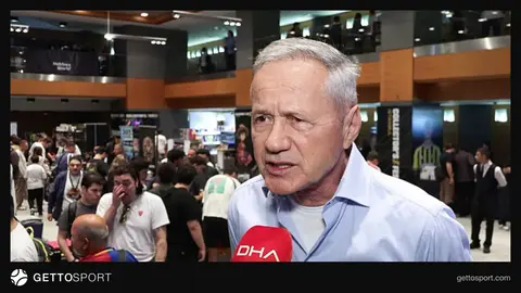 Cevad Prekazi etkinlikte konuşurken mikrofonla fotoğrafı