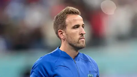 Ceymi Karrager danışıq zamanı, arxa fonda futbol stadionu