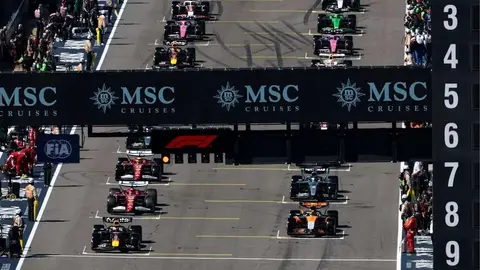 Circuit of The Americas pistinde Ferrari aracıyla Charles Leclerc tur atarken
