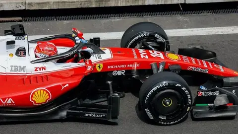 Charles Leclerc Ferrari ile Meksiko Hermanos Rodriguez pistinde antrenmanda