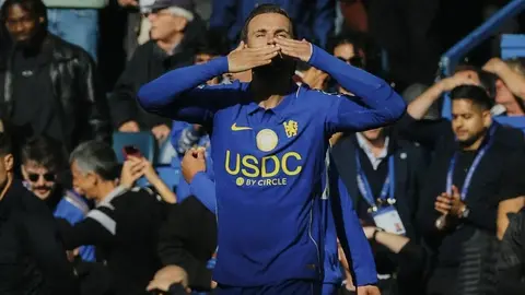 Chelsea oyuncuları sevinç gösterisi yaparken Stamford Bridge'de maçtan bir kare