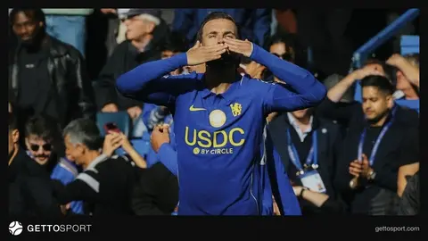 Chelsea oyuncuları sevinç gösterisi yaparken Stamford Bridge'de maçtan bir kare