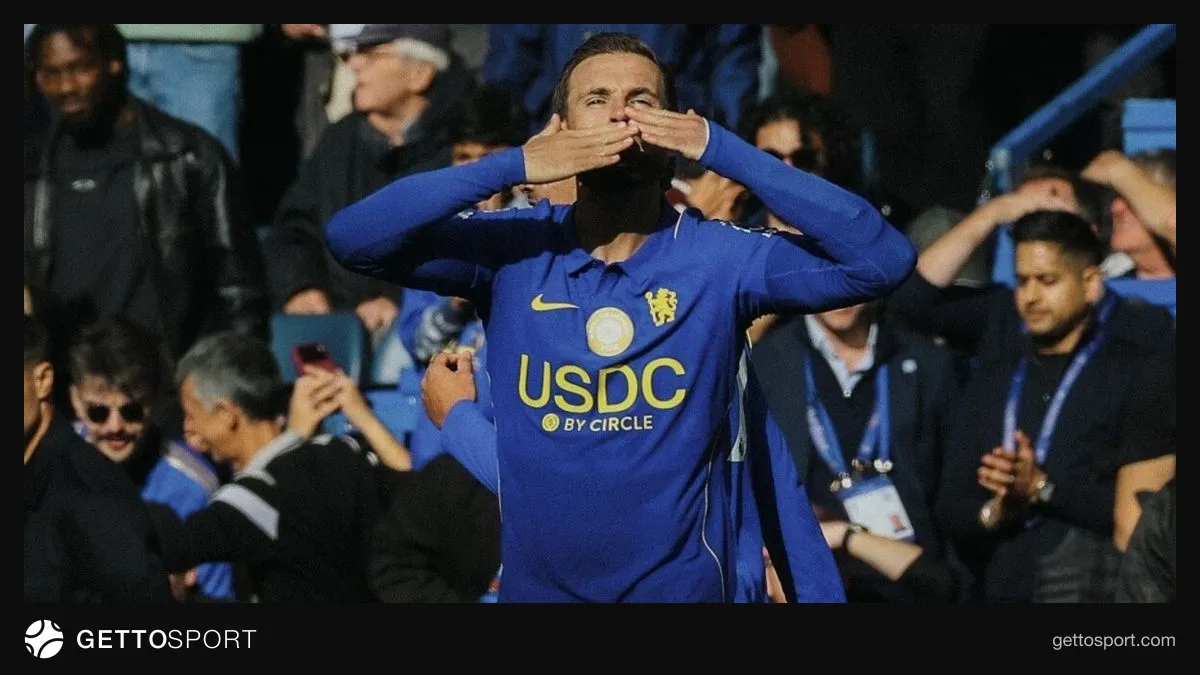 Chelsea oyuncuları sevinç gösterisi yaparken Stamford Bridge'de maçtan bir kare