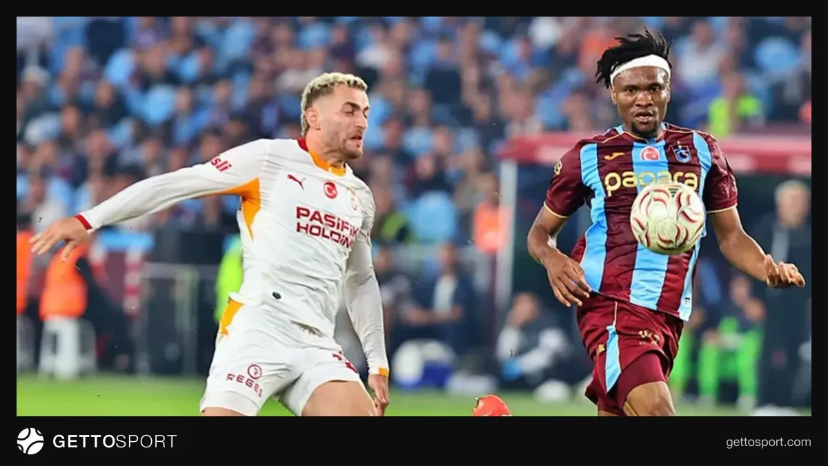 Chibuike Nwaiwu Trabzonspor formasıyla top kontrolü yaparken