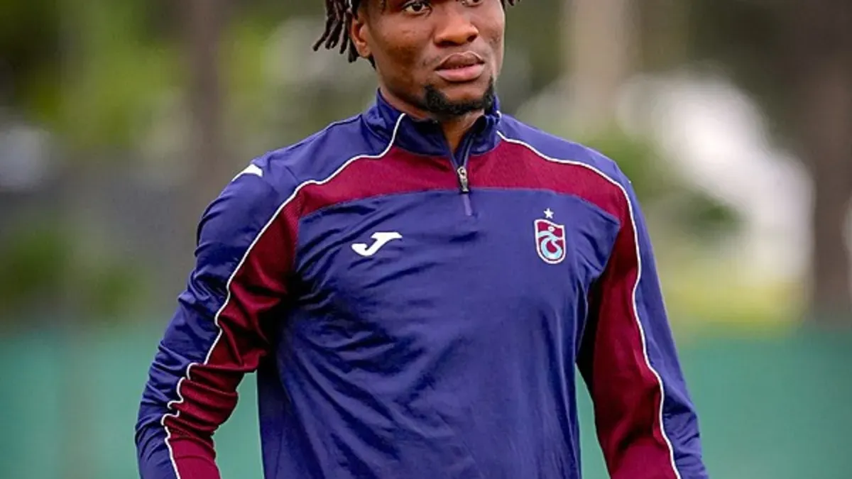 Trabzonspor formasıyla Chibuike Nwaiwu top kontrolü yaparken