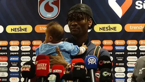 Chibuike Nwaiwu basın açıklaması yaparken
