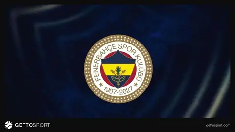 Chris van Puyvelde takım elbise içinde, düşünceli poz