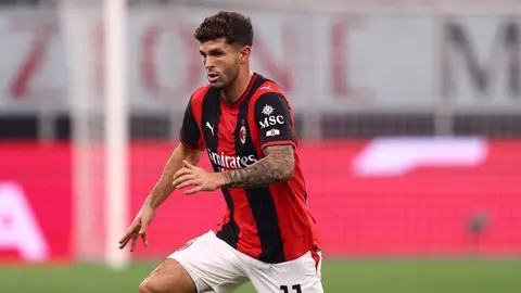 Christian Pulisic kırmızı siyah Milan formasıyla saha kenarında