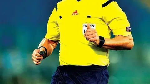 Cihan Aydın saha kenarında düdük ile maç yönetirken