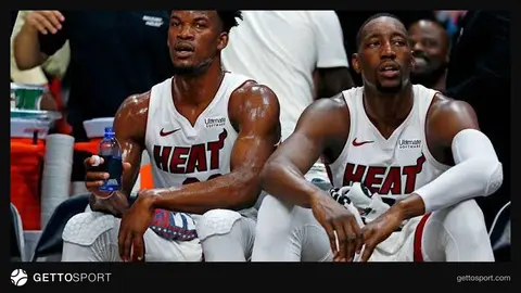Bam Adebayo top ilə basketbol meydançasında, matç anı