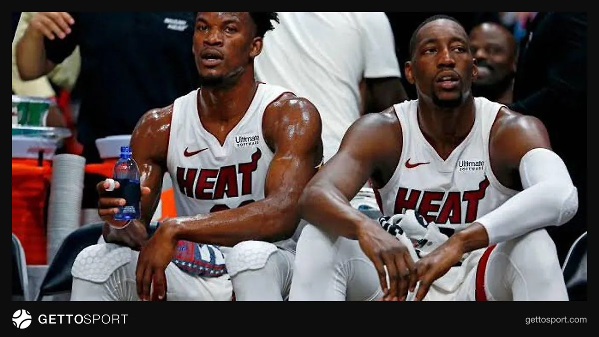 Bam Adebayo top ilə basketbol meydançasında, matç anı