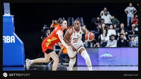 ÇİMSA ÇBK Mersin oyuncuları Servet Tazegül Spor Salonu'nda maç sırasında