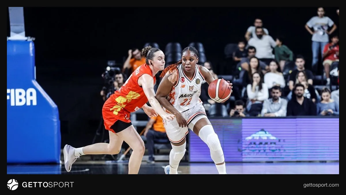 ÇİMSA ÇBK Mersin oyuncuları Servet Tazegül Spor Salonu'nda maç sırasında