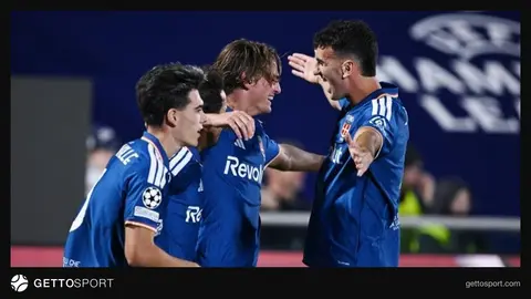 Como oyuncuları Juventus Stadı'nda gol sevinci